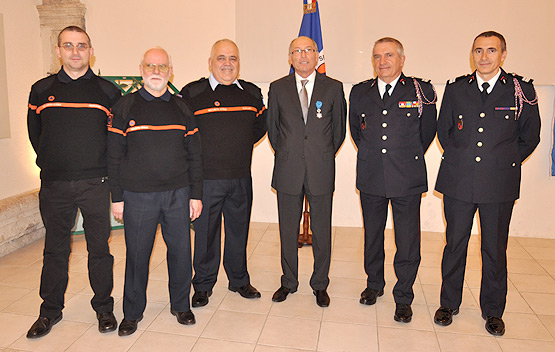 Le Colonel R. BARDO remet la médaille de l'Ordre national du Mérite au Président de la FNRASECLe Colonel R. BARDO remet la médaille de l'Ordre national du Mérite au Président de la FNRASEC