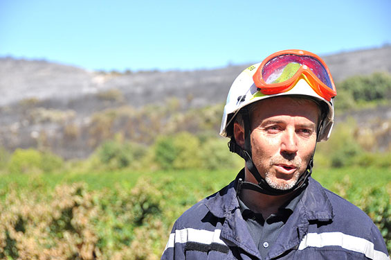 La fatigue se fait sentir sur le visage des pompiers